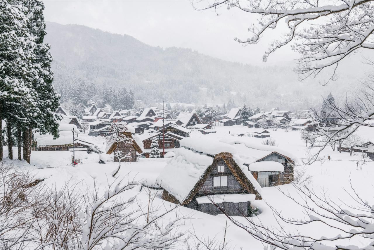 Snow blanketing the thatched-roof farmhouses of Shirakawa-go